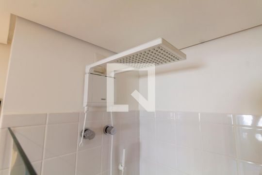 Banheiro de kitnet/studio para alugar com 1 quarto, 27m² em Sumarezinho, São Paulo