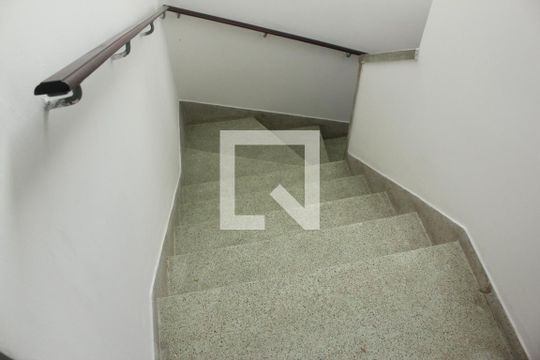 Escada de casa para alugar com 3 quartos, 140m² em Cupecê, São Paulo