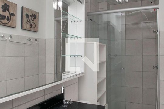 Banheiro de apartamento à venda com 2 quartos, 64m² em Centro Histórico, Porto Alegre