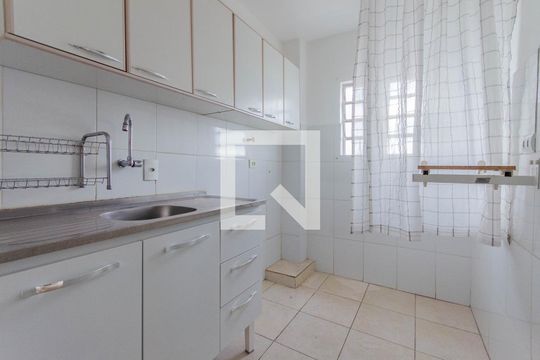 Cozinha de apartamento para alugar com 1 quarto, 33m² em Liberdade, São Paulo