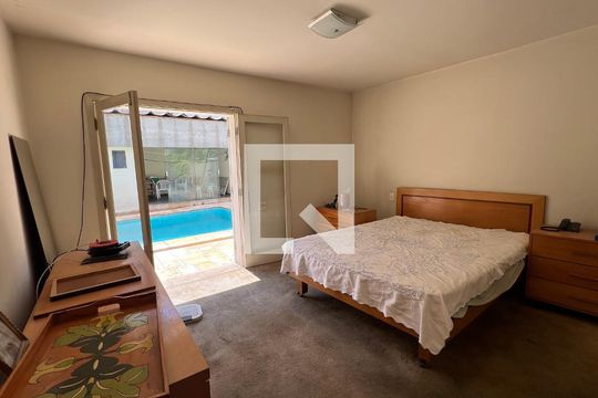 Suite de casa para alugar com 3 quartos, 350m² em Jardim das Bandeiras, São Paulo