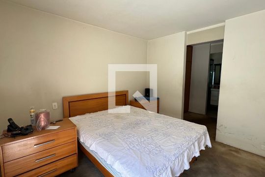 Suite de casa para alugar com 3 quartos, 350m² em Jardim das Bandeiras, São Paulo