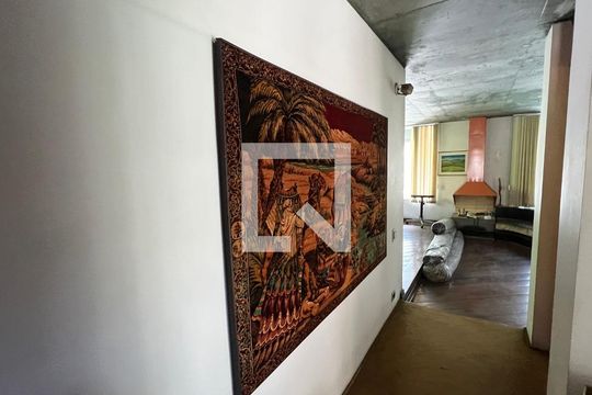 Corredor de casa para alugar com 3 quartos, 350m² em Jardim das Bandeiras, São Paulo