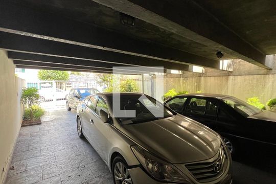 Garagem de casa para alugar com 3 quartos, 350m² em Jardim das Bandeiras, São Paulo