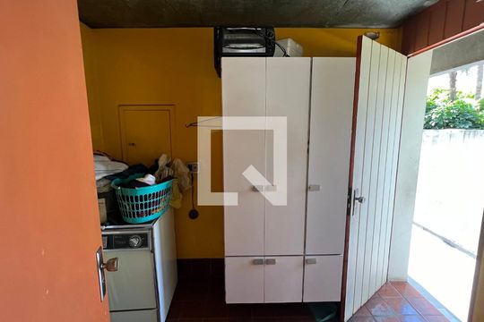 Área de Serviço de casa para alugar com 3 quartos, 350m² em Jardim das Bandeiras, São Paulo