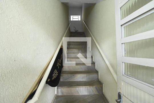 Escada de apartamento para alugar com 2 quartos, 130m² em Setor Urias Magalhães, Goiânia