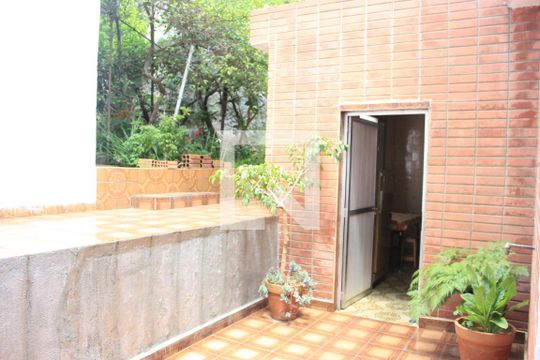 Quintal de casa à venda com 4 quartos, 200m² em Jardim Pinhal, Guarulhos