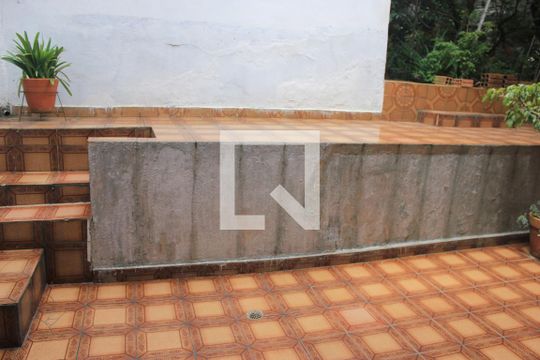 Quintal de casa à venda com 4 quartos, 200m² em Jardim Pinhal, Guarulhos