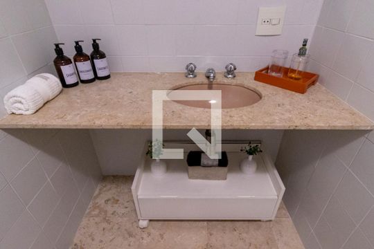 Banheiro Social de apartamento para alugar com 2 quartos, 88m² em Itaim Bibi, São Paulo