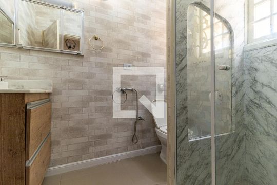 Banheiro de apartamento para alugar com 1 quarto, 75m² em Santa Ifigênia, São Paulo