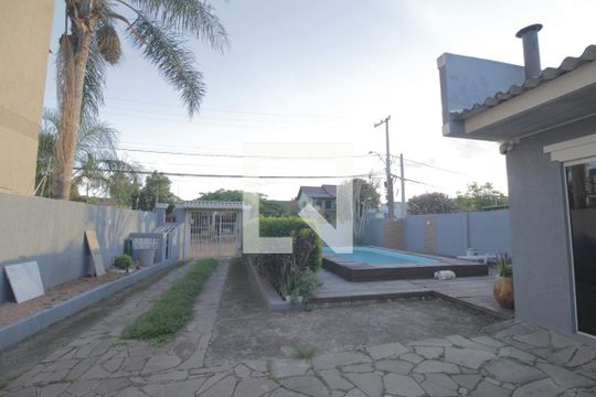 Área externa de casa à venda com 2 quartos, 90m² em Igara, Canoas