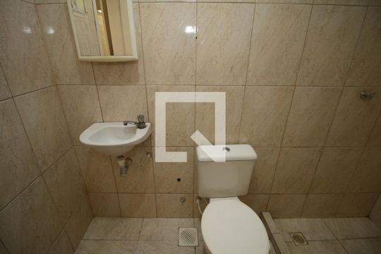 Banheiro de apartamento para alugar com 1 quarto, 55m² em Olaria, Rio de Janeiro