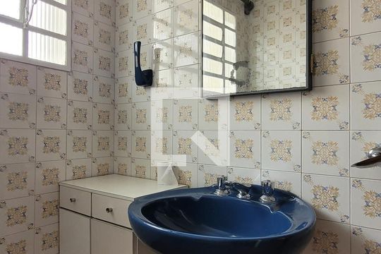 Banheiro da suíte de casa para alugar com 3 quartos, 200m² em Vila Assunção, Santo André