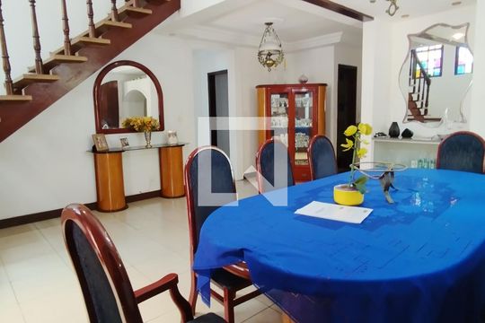 Casa para alugar com 5 quartos, 450m² em Pituba, Salvador