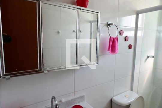 Banheiro suite de apartamento para alugar com 2 quartos, 86m² em Real, Praia Grande