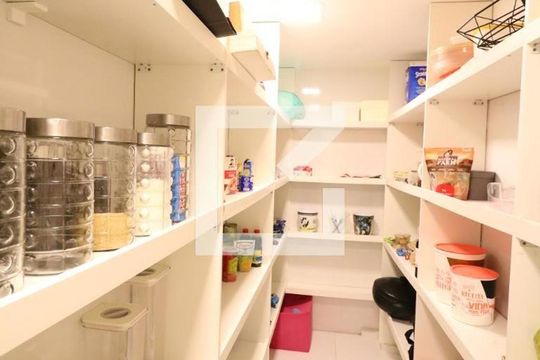 Despensa de casa para alugar com 5 quartos, 800m² em Jardim Guanabara, Rio de Janeiro