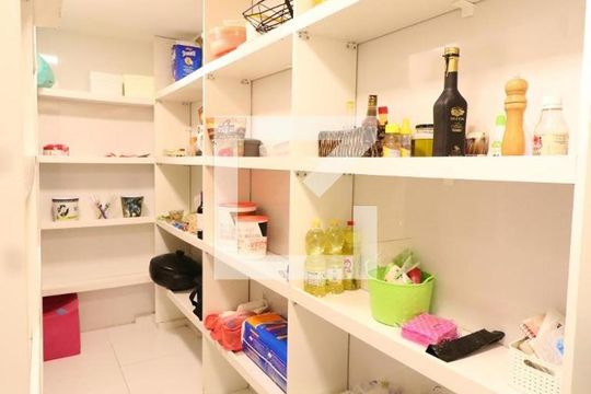 Despensa de casa para alugar com 5 quartos, 800m² em Jardim Guanabara, Rio de Janeiro