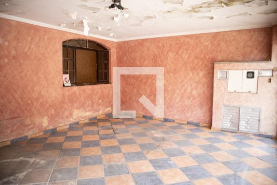 Garagem de casa à venda com 3 quartos, 216m² em Guapira, São Paulo