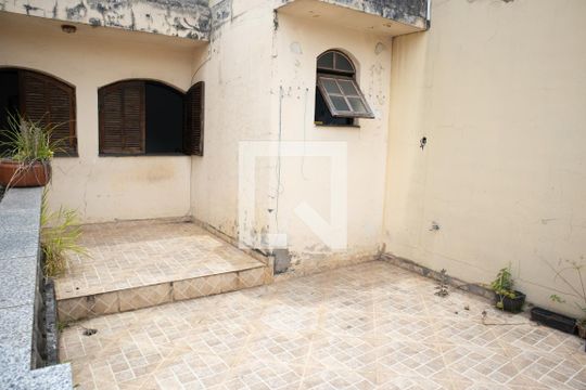 Quintal de casa à venda com 3 quartos, 216m² em Guapira, São Paulo