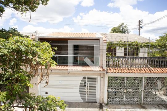 Vista de casa à venda com 3 quartos, 216m² em Guapira, São Paulo