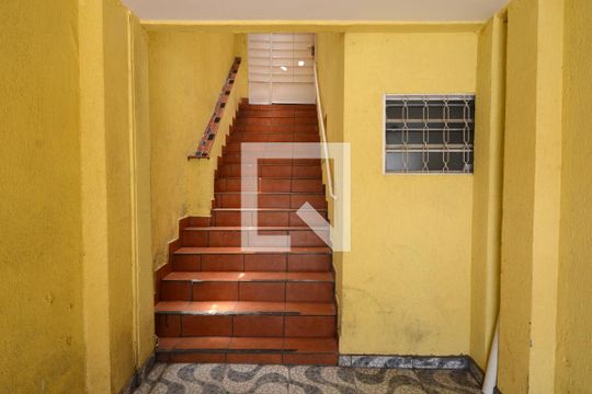 Escada de casa para alugar com 2 quartos, 80m² em Jardim Prudência, São Paulo