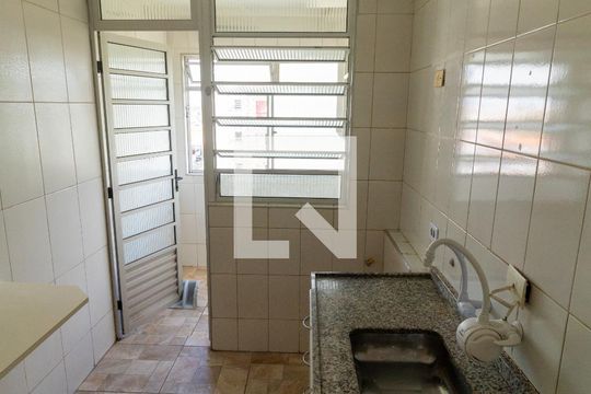 Cozinha de apartamento para alugar com 2 quartos, 55m² em Vila Robertina, São Paulo