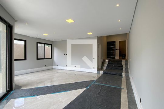 Sala de casa de condomínio à venda com 4 quartos, 200m² em Parque Sinai, Santana de Parnaíba