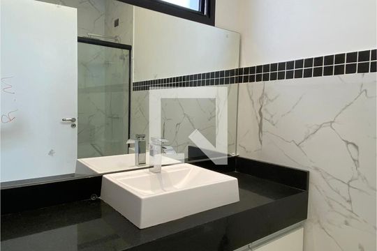 Banheiro da Suíte 1 de casa de condomínio à venda com 4 quartos, 200m² em Parque Sinai, Santana de Parnaíba