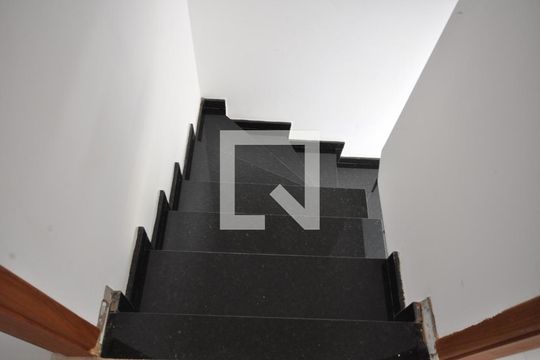 Escada de casa de condomínio para alugar com 2 quartos, 63m² em Tremembé, São Paulo