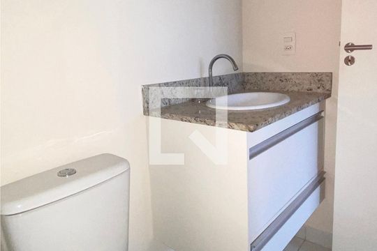 Banheiro da Suíte 1 de apartamento para alugar com 2 quartos, 60m² em Tamboré, Barueri