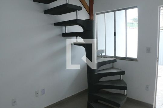 Escada de casa para alugar com 2 quartos, 50m² em Cerâmica, Nova Iguaçu