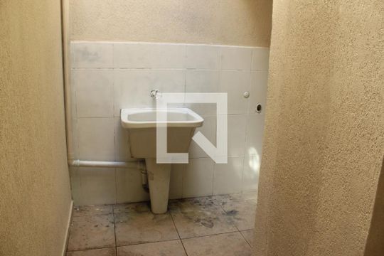 Área de Serviço de casa de condomínio para alugar com 2 quartos, 58m² em Jardim Cidália, São Paulo