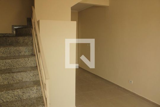 Sala de casa de condomínio para alugar com 2 quartos, 58m² em Jardim Cidália, São Paulo