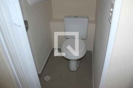 Lavabo de casa de condomínio para alugar com 2 quartos, 58m² em Jardim Cidália, São Paulo