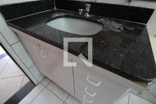 Banheiro Social de apartamento para alugar com 3 quartos, 82m² em Patrimônio, Uberlândia
