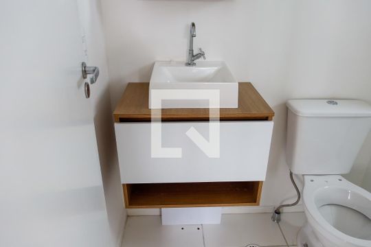 Banheiro de kitnet/studio para alugar com 1 quarto, 29m² em Bonfim, Osasco