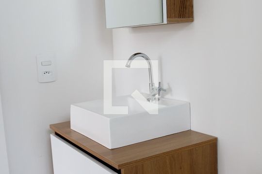 Banheiro de kitnet/studio para alugar com 1 quarto, 29m² em Bonfim, Osasco