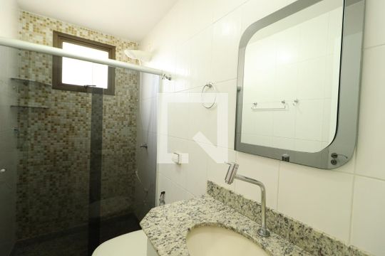 Banheiro do Quarto 3 de apartamento para alugar com 3 quartos, 102m² em Santa Mônica, Uberlândia