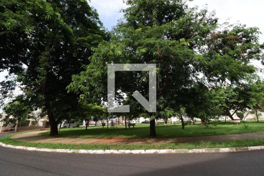 Vista da Rua de apartamento para alugar com 3 quartos, 102m² em Santa Mônica, Uberlândia