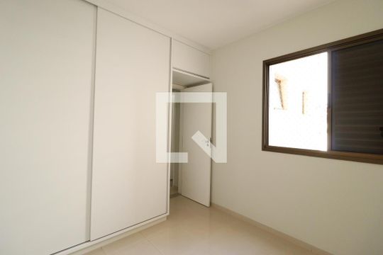 Quarto 2 de apartamento para alugar com 3 quartos, 102m² em Santa Mônica, Uberlândia