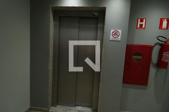 Elevador de apartamento para alugar com 3 quartos, 102m² em Santa Mônica, Uberlândia