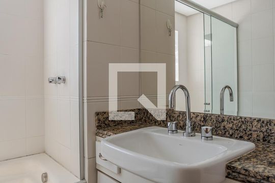 Banheiro de apartamento à venda com 1 quarto, 75m² em Floresta, Porto Alegre