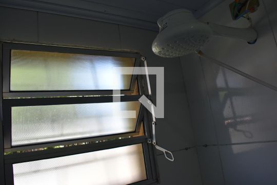 Banheiro de apartamento para alugar com 2 quartos, 46m² em Sítio Cercado, Curitiba