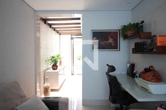 Sala de TV de casa para alugar com 3 quartos, 180m² em Planalto, Belo Horizonte