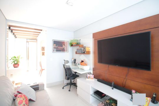 Sala de TV de casa para alugar com 3 quartos, 180m² em Planalto, Belo Horizonte