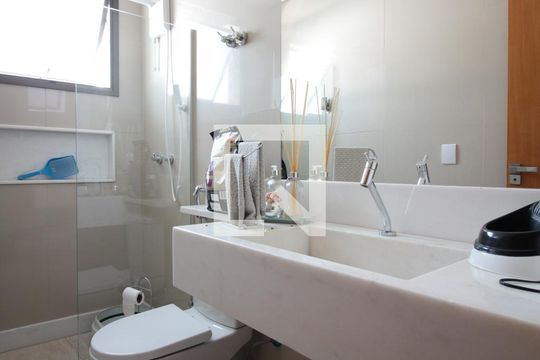 Banheiro Social de casa para alugar com 3 quartos, 180m² em Planalto, Belo Horizonte