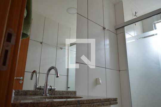 Banheiro de apartamento à venda com 2 quartos, 48m² em Cabral, Contagem