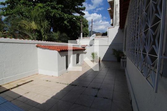 Quintal da frente da casa conta com canil de casa à venda com 2 quartos, 237m² em Anil, Rio de Janeiro