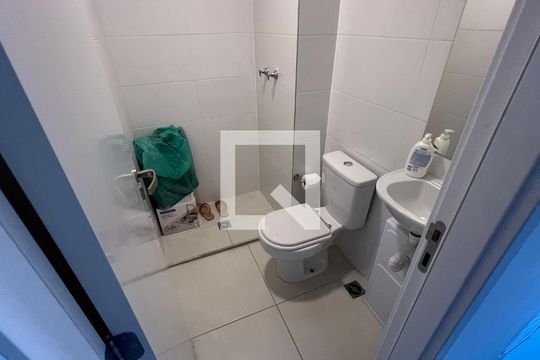 Banheiro de serviço de apartamento à venda com 3 quartos, 162m² em Pinheiros, São Paulo