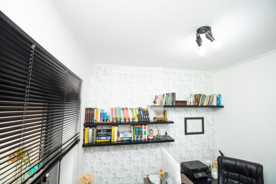 Escritório - Janela e prateleiras de casa à venda com 4 quartos, 345m² em Indianópolis, São Paulo